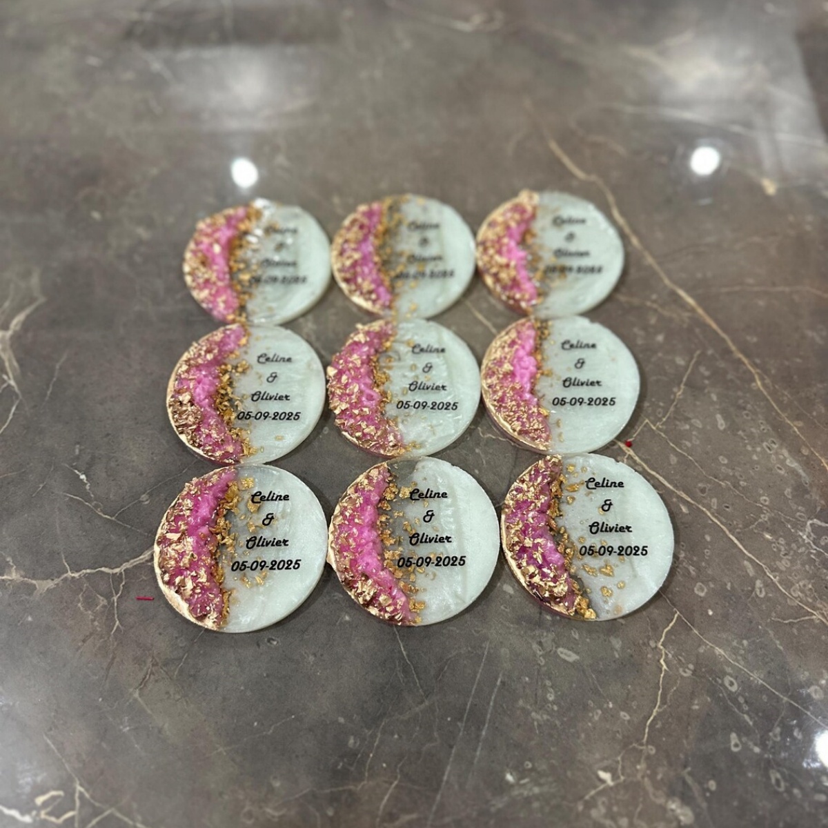 Wedding Package Gold - Personalisierte Hochzeitsmagnet-Gefälligkeiten: Goldene Epoxidharz, Gypsophila-Blume